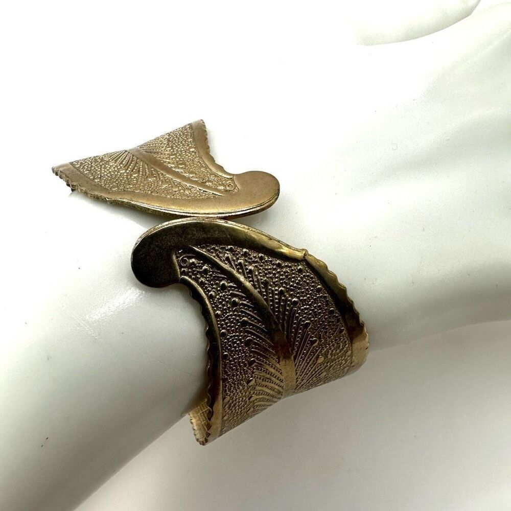 Gold tone vintage leaf clamper hinged bracelet